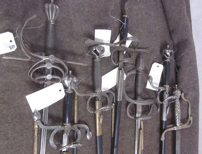 null Lot de 12 d'épées de style XVIe, XVIIe, monture en fer à branches et à anneaux,...