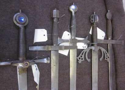 null Lot de 5 épées de type Médiéval, monture en fer dont une ornée d'une pierre...