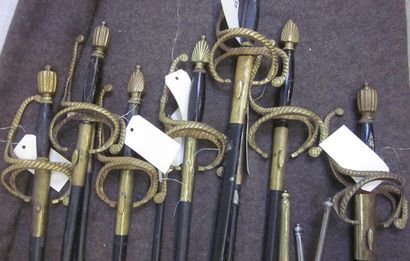 null Lot de 13 épées à branches de style XVIIe, monture en bronze avec fourreau
