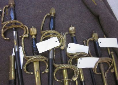 null Lot de 13 épées à branches de style XVIIe, monture en bronze avec fourreau