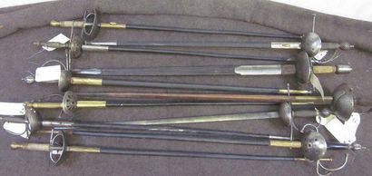 null Lot de 11 épées à coquilles de style XVII, XVIIIe, modèles divers avec four...
