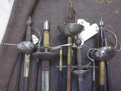 null Lot de 11 épées à coquilles de style XVII, XVIIIe, modèles divers avec four...
