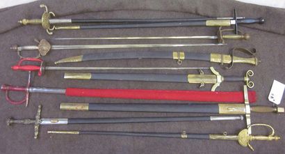 null Lot de 10 épées et forte-épées, modèle divers pour le théâtre, de style XVIe,...