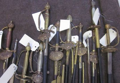 null Lot de 19 épées de cour ou de ville de style XVIIIe, monture en bronze ciselée...