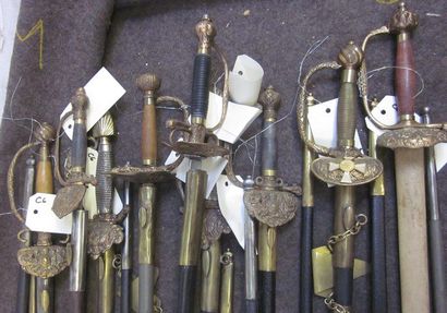 null Lot de 19 épées de cour ou de ville de style XVIIIe, monture en bronze ciselée...