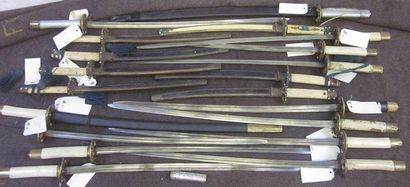 null Lot de 12 sabres de type Japonais, tsubas orné de pierres de couleur, montés...
