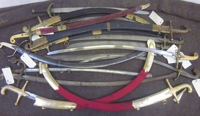 null Lot de 17 sabres à l'Orientale, monture en bronze et en fer, dont 8 sans fo...