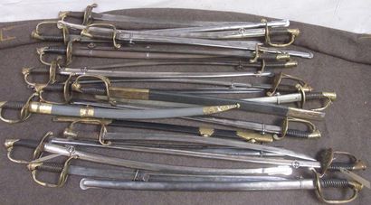 null Lot de 19 sabres d'officier ou adjudant d'infanterie, modèle 1821, 1845, 1855...