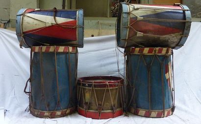 null Lot de 5 tambours dont 4 à fût en tôle peinte (dont deux aux armes de France)...