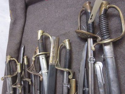 null Lot de 19 sabres d'officier ou adjudant d'infanterie, modèle 1821, 1845, 1855...