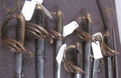null Lot de 7 sabres d'officier de cavalerie, modèle 1896 à monture en bronze et...