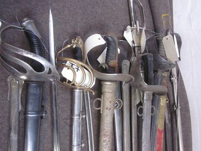 null Lot de 16 sabres de cavalerie d'officier et de troupe, fin XIXe, modèles étrangers...