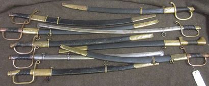 null Lot de 9 sabres de type Russe, fin XIXe, en partie d'époque et composite, monture...