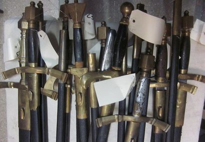 null Lot de 20 épées type Médiévale, monture en bronze, à garde, deux quillons infléchis...