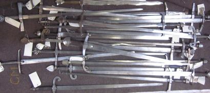 null Lot de 27 épées d'arme, modèles divers de style XIVe, XVe, XVIe et XVIIe, à...