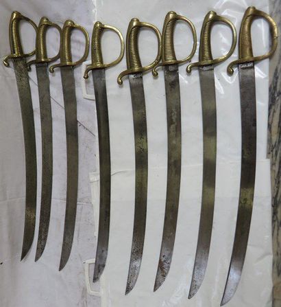 null Lot de 8 sabres briquets d'infanterie XIXe, monture en bronze sans fourreau