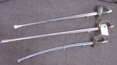 null Lot de 3 sabres d'enfant dont 2 sabres d'officier, modèle 1822 et un sabre brésilien...