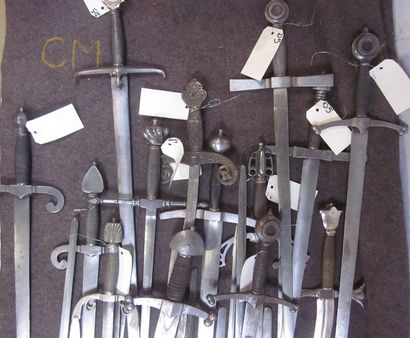 null Lot de 27 épées d'arme, modèles divers de style XIVe, XVe, XVIe et XVIIe, à...