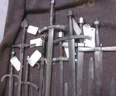 null Lot de 17 épées d'arme, modèles divers de style XIVe, XVe, XVIe et XVIIe, à...