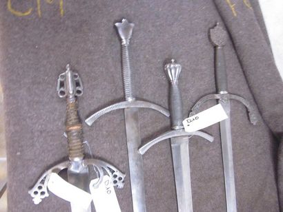 null Lot de 4 épées d'arme type Médiéval à longs quillons infléchis, monture en fer...