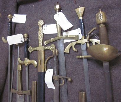 null Lot de 15 épées et de forte-épées de style Moyen-Âge, à monture en bronze dont...