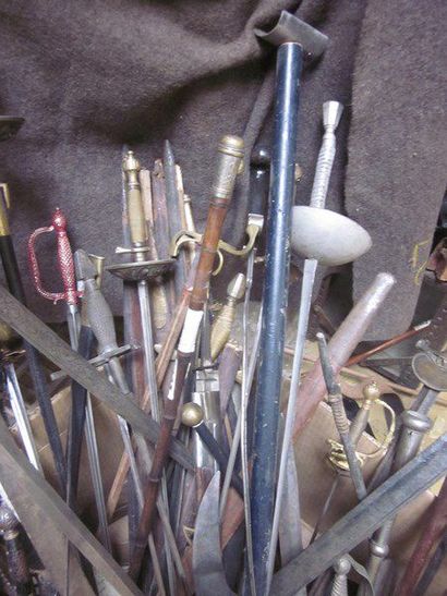 null Lot comprenant divers modèles de dagues, sabres, épées, fourreaux dont certains...