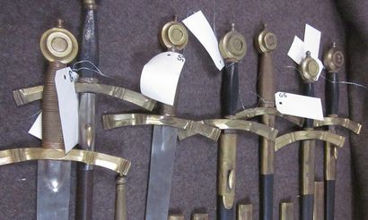 null Lot d'environ 14 forte-épées, modèle à lentille, à garde, à deux quillons, dont...