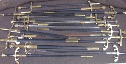 null Lot de 19 épées de type Médiéval, monture en bronze: à garde, deux quillons...