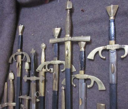 null Lot de 19 épées de type Médiéval, monture en bronze: à garde, deux quillons...