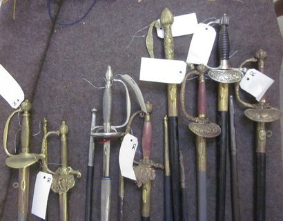 null Lot de 14 épées de cour ou de ville de style XVIIIe et XIXe, monture en bronze...