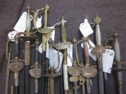 null Lot de 20 épées d'officier ou de cour, de style XVIIIe et XIXe pour le théâtre,...