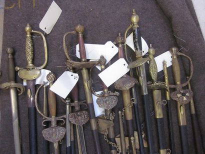 null Lot de 20 épées d'officier ou de cour, de style XVIIIe et XIXe pour le théâtre,...