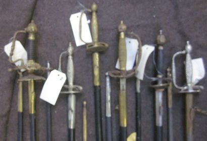 null Lot de 12 épées de cour ou de ville, de style XVIIe et XVIIIe, monture en bronze...