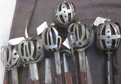 null Lot de 13 épées de type Claymore, monture en fer et tôle de fer avec fourreau...