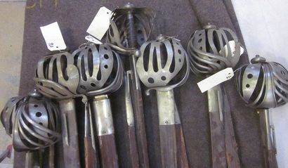 null Lot de 13 épées de type Claymore, monture en fer et tôle de fer avec fourreau...
