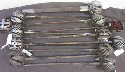 null Lot de 12 épées de type Claymore, monture en fer et tôle de fer, avec fourreau...