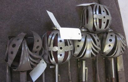 null Lot de 12 épées de type Claymore, monture en fer et tôle de fer, avec fourreau...