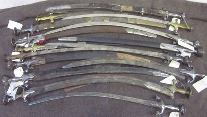 null Lot de 16 sabres des Indes dit Talwar, XIXe siècle, à monture en fer, certains...