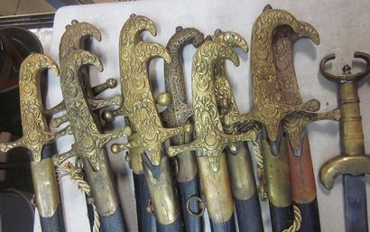 null Lot de 12 sabres à l'Oriental de style XIXe, monture en bronze ciselée avec...