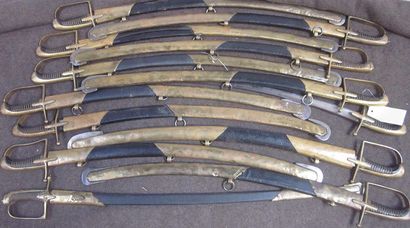 null Lot de 13 sabres à la hussard, modèle 1790 Ier Empire, monture en bronze, garde...