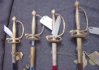 null Lot de 4 épées de cour de style XVIIIe, monture en bronze ciselée, garde à pas-d'âne,...