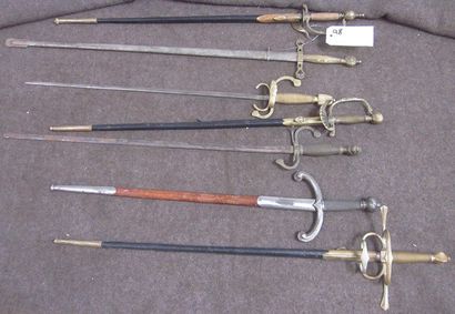 null Lot de 7 épées d'enfant de style XVIe, XVIIe et XVIIIe pour le théâtre