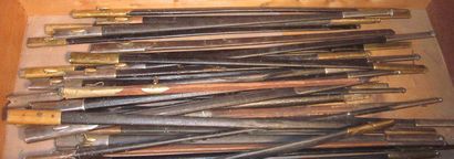 null Lot de 34 fourreaux de fine épées de style XVIIIe en bois recouvert de cuir...