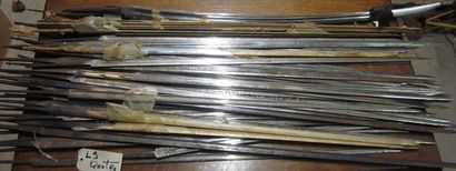 null Lot d'environ 100 lames de sabres et d'épées à dos et double tranchant, XIX...
