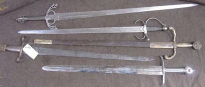 null Lot de 5 épées de style Médiéval et Renaissance, monture en fer, certaines avec...