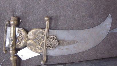 null Lot comprenant une épée à gantelet dit " Pata des Indes ", un sabre Yatagan...