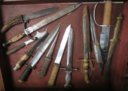 null Lot de 12 pièces comprenant divers poignards, couteaux, et dagues, en partie...