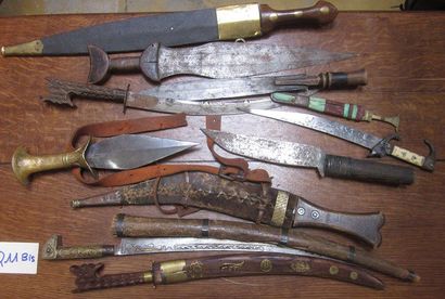 null Lot de 11 couteaux et poignards, Afrique Noire et Afrique du Nord