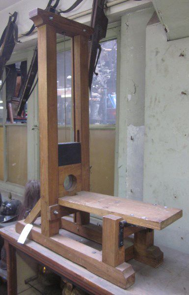 null Une petite guillotine, environ 1m10 de haut, pour le cinéma