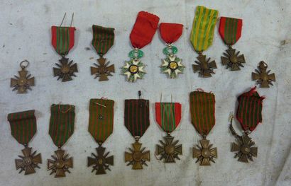 null Ensemble comprenant 9 croix de guerre 14/18 et 39/45 et 2 légions d'honneur...